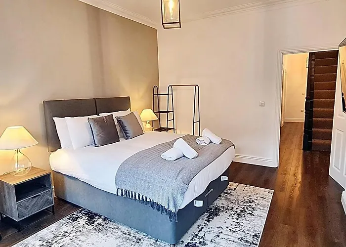 Stunning Luxury Spacious Holiday Home - 5 Bedrooms - Rest & Recharge In Manchester