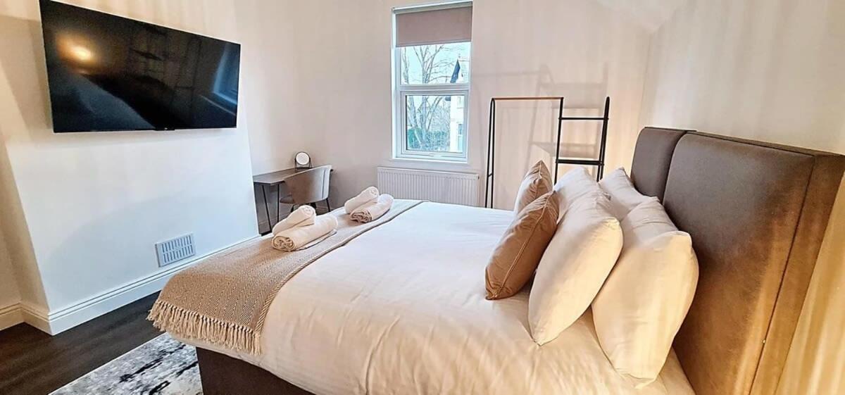 Stunning Luxury Spacious - 5 Bedrooms - Rest & Recharge In * Манчестер