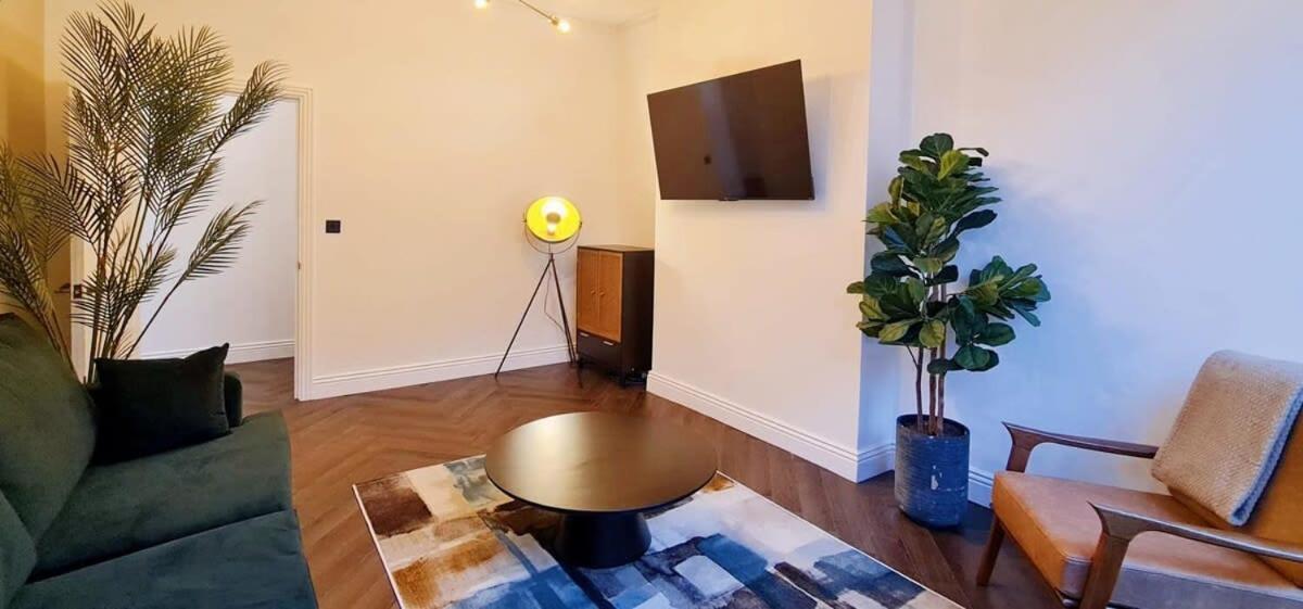 Stunning Luxury Spacious - 5 Bedrooms - Rest & Recharge In * Манчестер