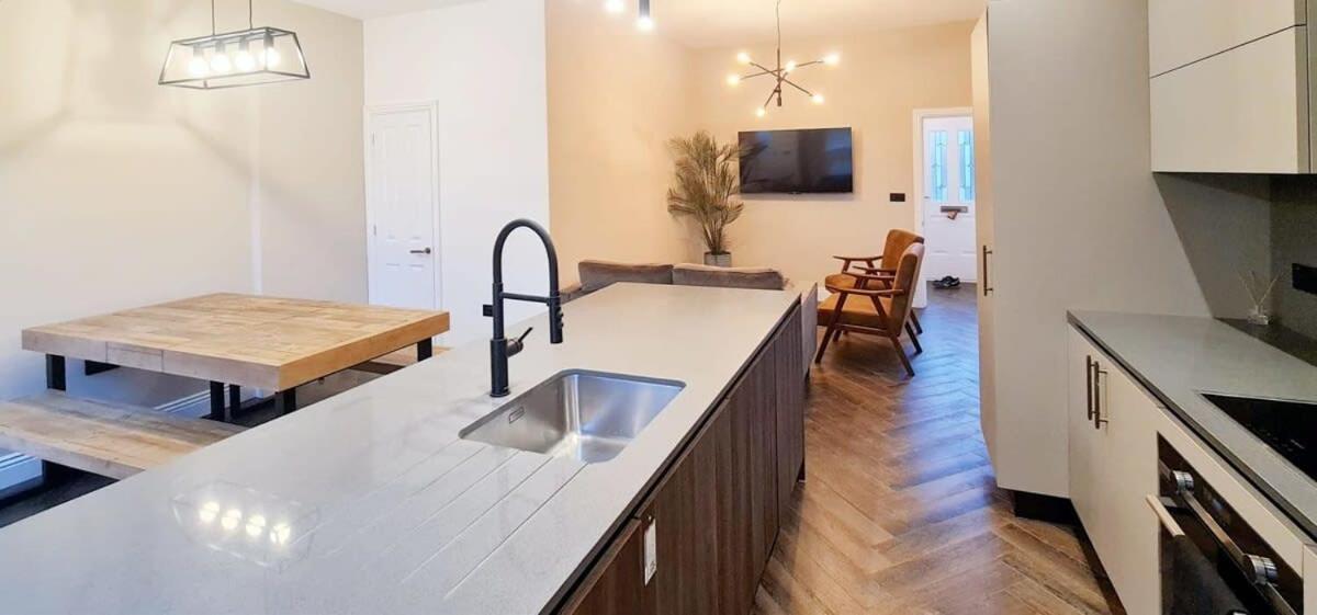 Holiday home Stunning Luxury Spacious - 5 Bedrooms - Rest & Recharge In